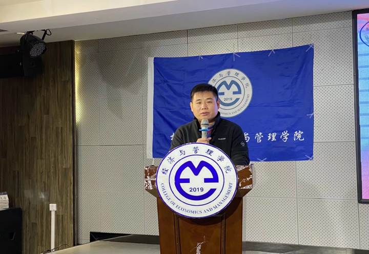 墙上贴了海报中度可信度描述已自动生成 墙上贴了海报中度可信度描述已自动生成