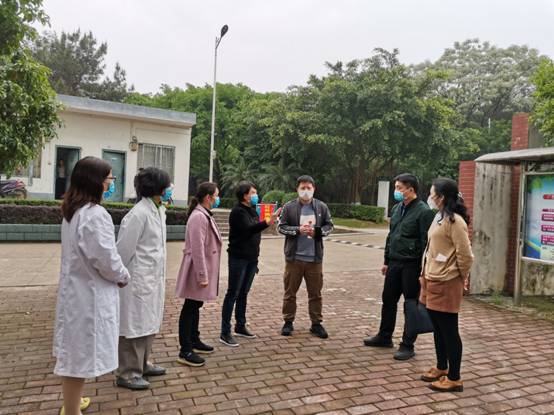 讲座后与防控指导与医疗救治组进行交流指导.jpg 讲座后与防控指导与医疗救治组进行交流指导.jpg